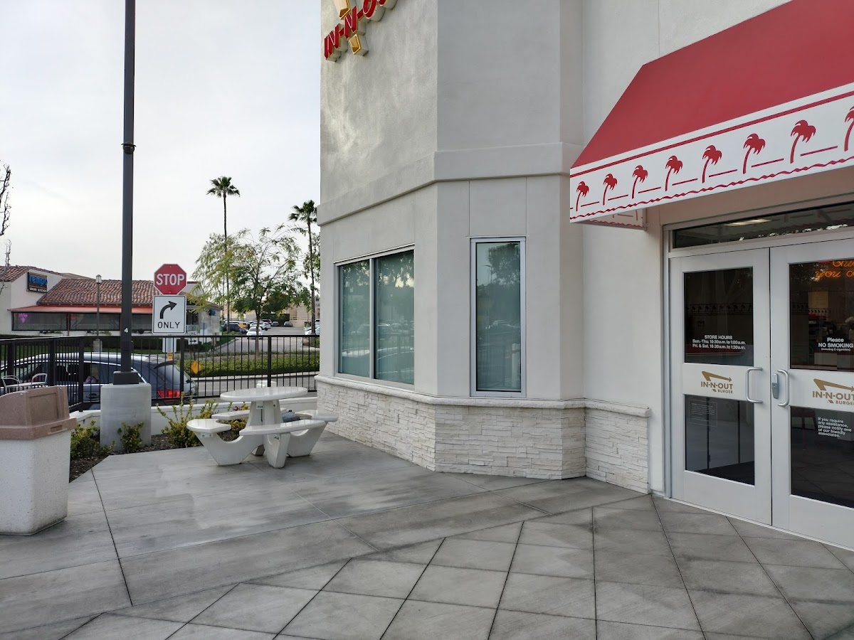 In-N-Out Burger photo 1